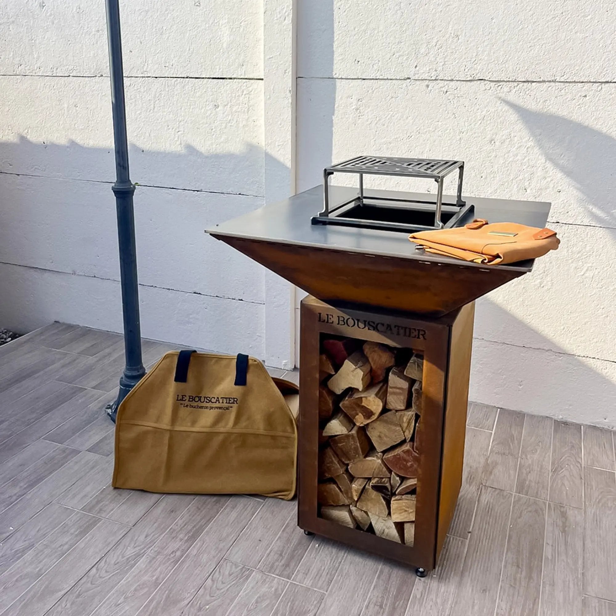 PACK - Brasero Lou Bouscarian + tablier + paire de gants + bois d'allumage + allume-feu Le Bouscatier " Le bucheron provençal "