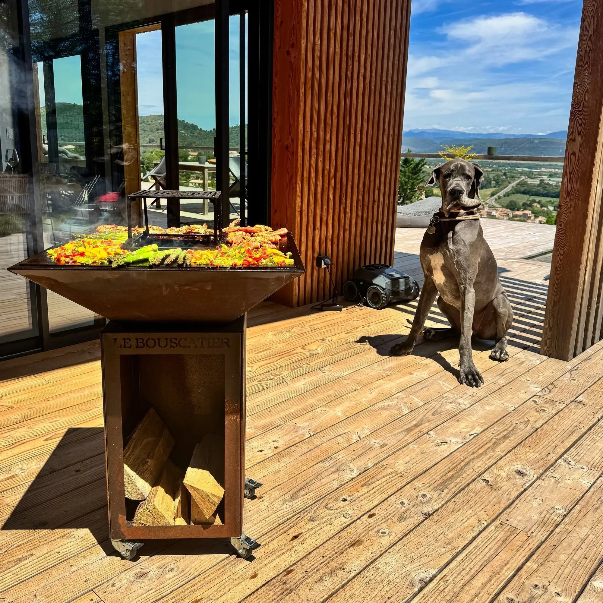 Lou provençau - Brasero plancha en acier corten avec rangement bûches - grille et stop food inclus Le Bouscatier " Le bucheron provençal "