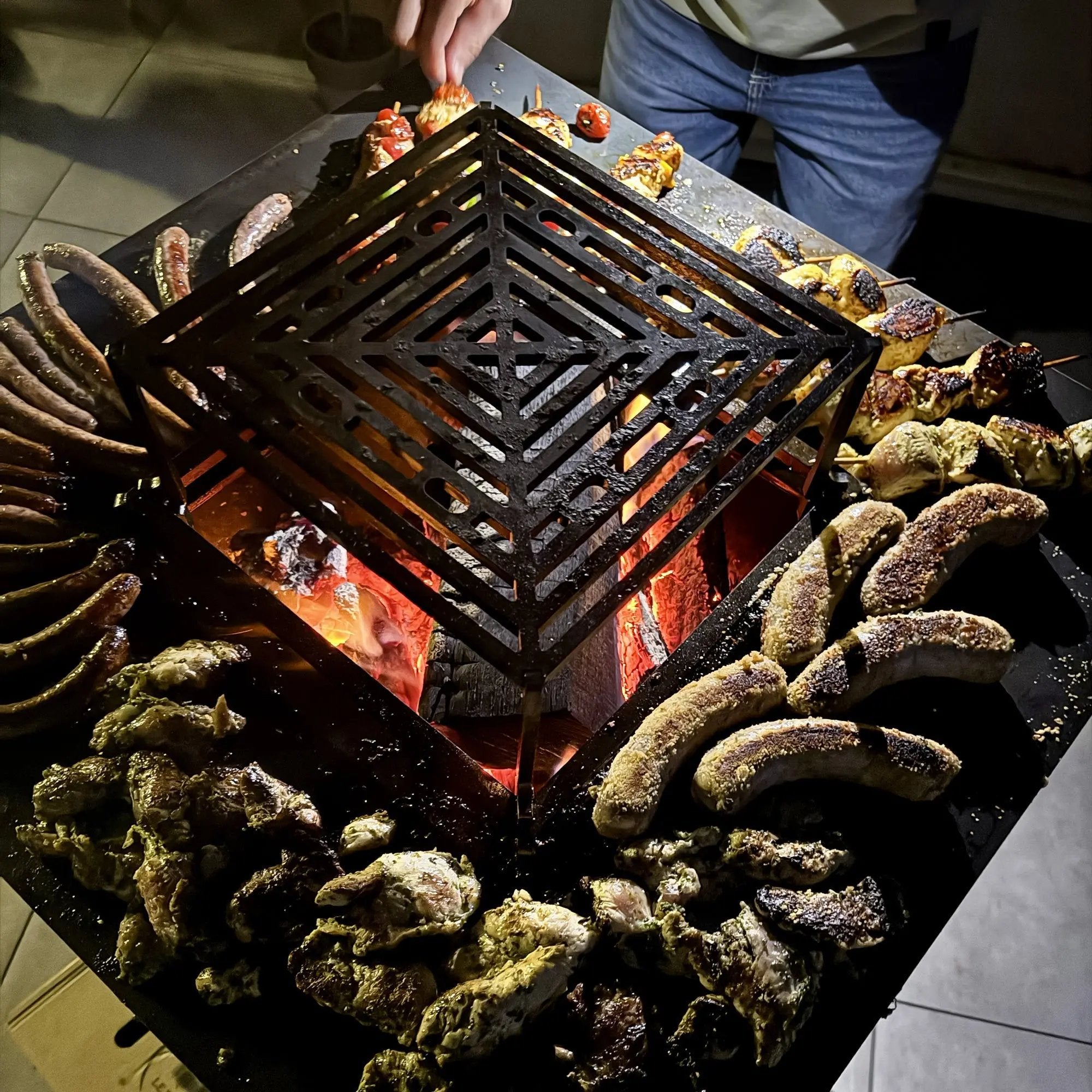 PACK - Brasero Lou Bouscarian + tablier + paire de gants + bois d'allumage + allume-feu Le Bouscatier " Le bucheron provençal "