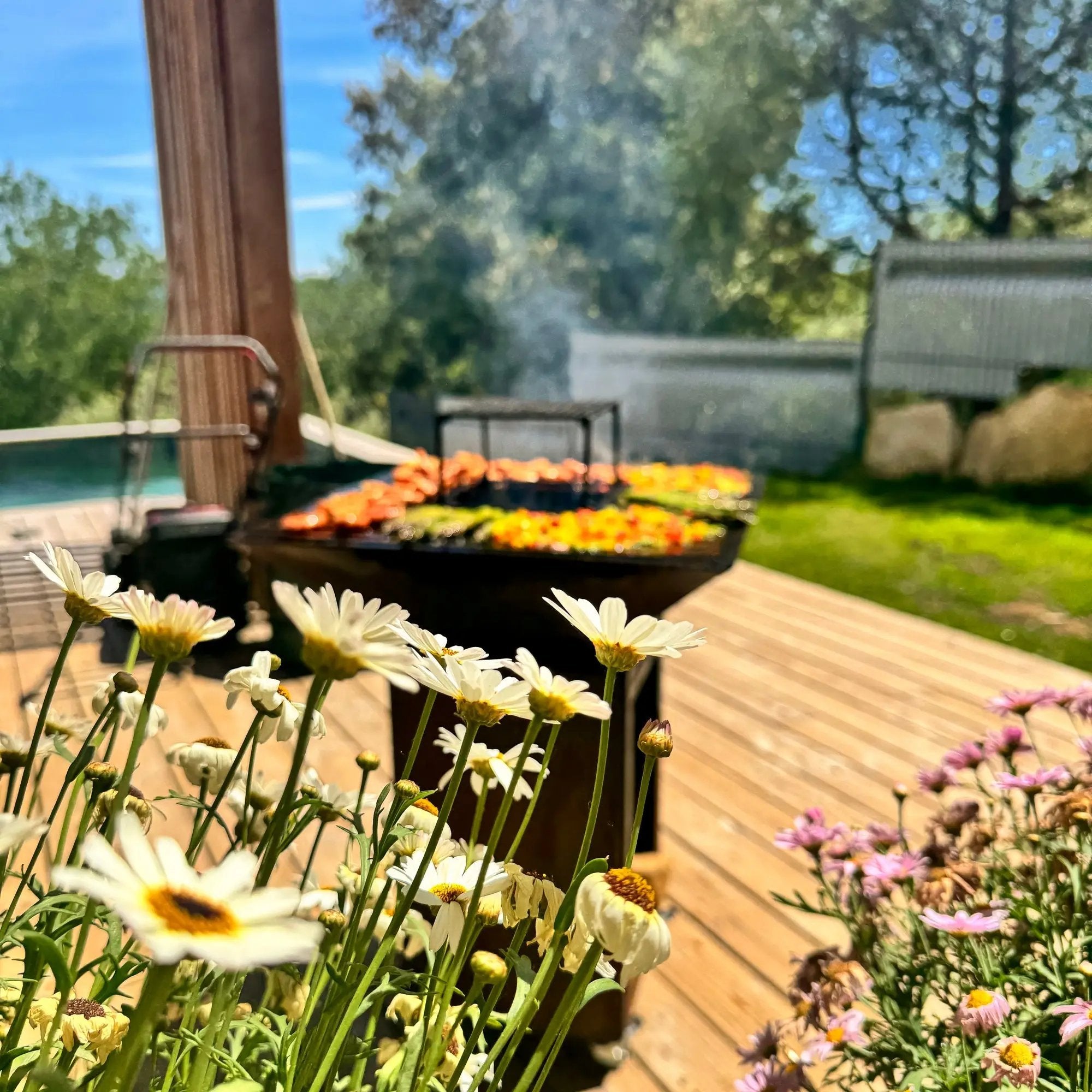 Lou provençau - Brasero plancha en acier corten avec rangement bûches - grille et stop food inclus Le Bouscatier " Le bucheron provençal "