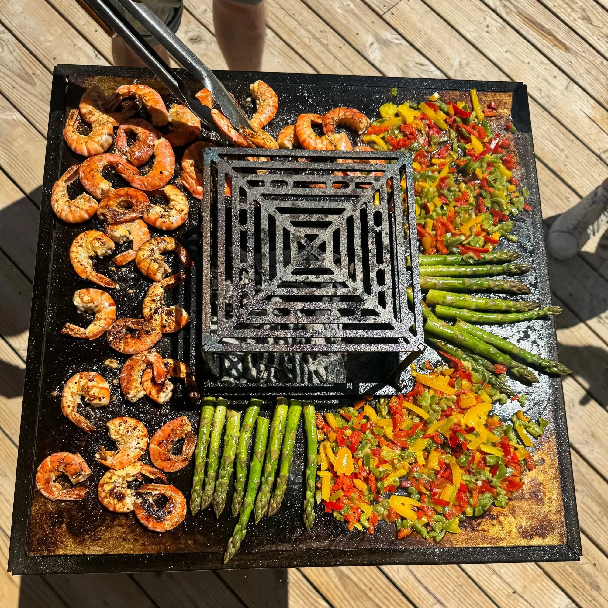 Lou provençau - Brasero plancha en acier corten avec rangement bûches - grille et stop food inclus Le Bouscatier " Le bucheron provençal "